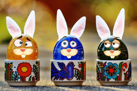 Osterhasen im Eierbecher